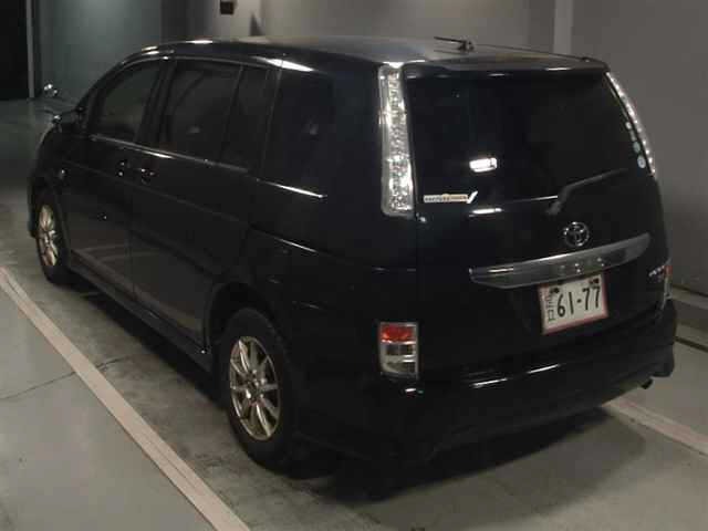 Toyota ISIS 2013 8117924-1