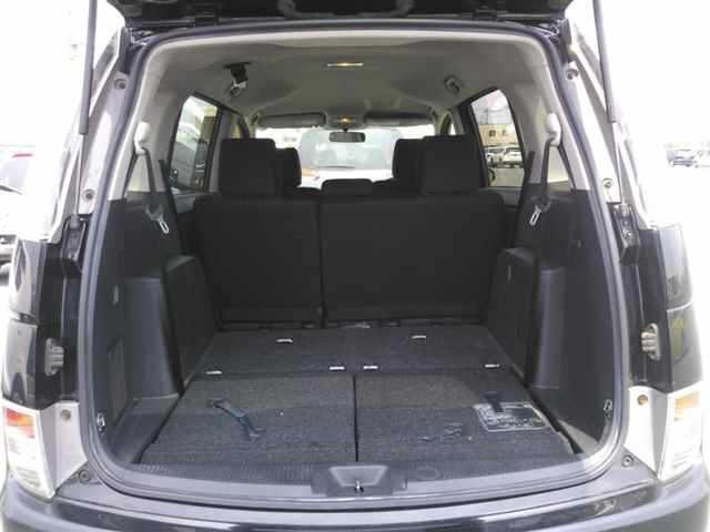 Toyota ISIS 2013 8117924-10