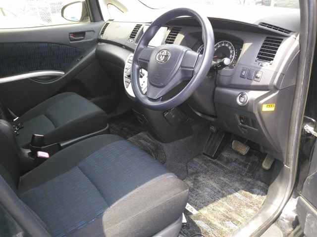 Toyota ISIS 2013 8117924-3