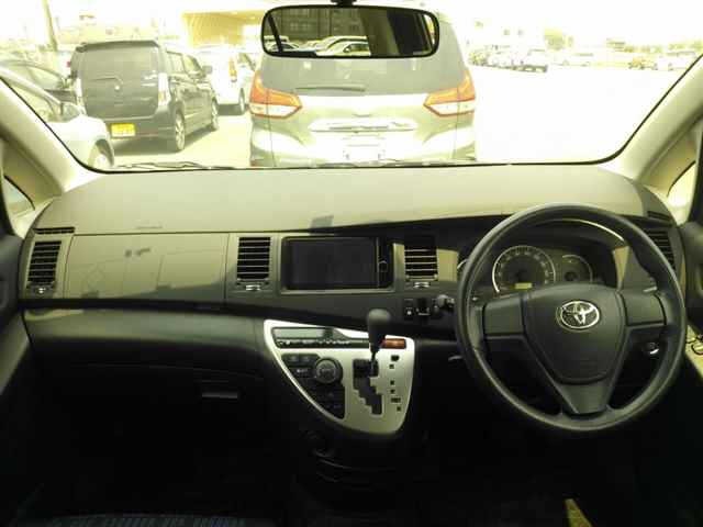 Toyota ISIS 2013 8117924-8