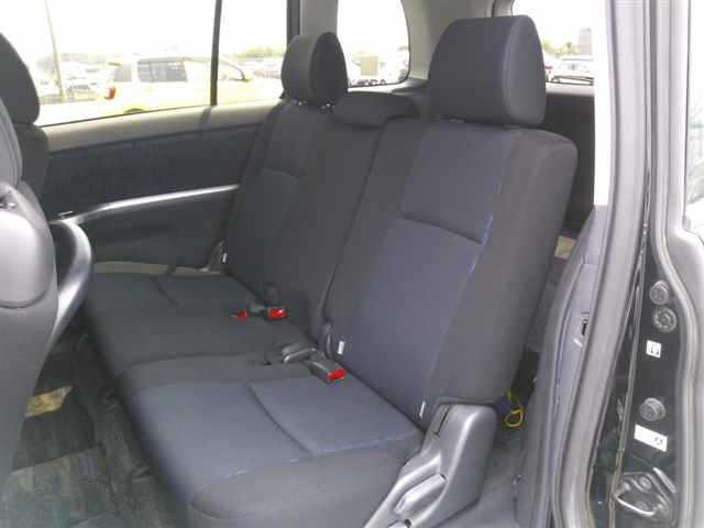 Toyota ISIS 2013 8117924-9