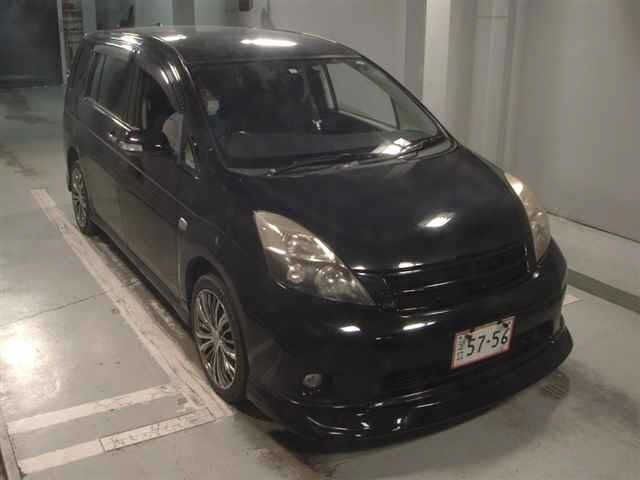 Toyota ISIS 2013 8117925-0