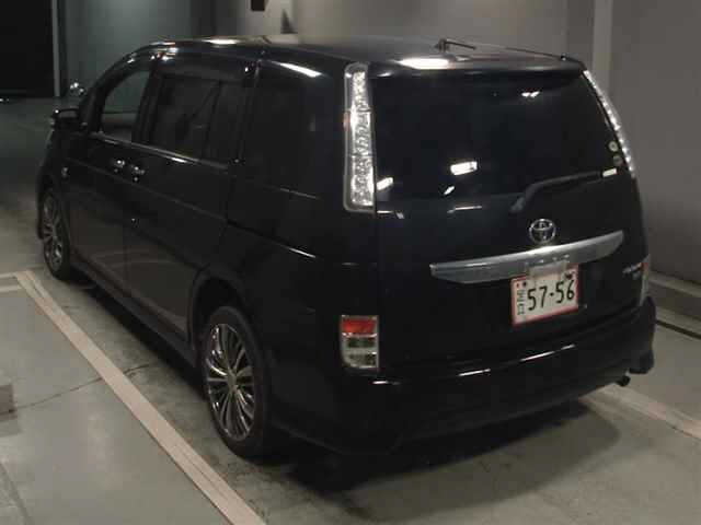 Toyota ISIS 2013 8117925-1