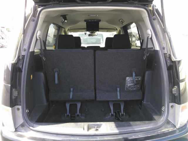 Toyota ISIS 2013 8117925-10