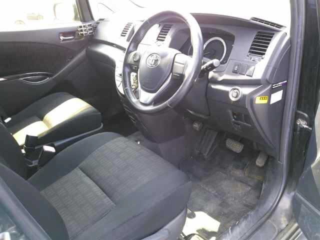 Toyota ISIS 2013 8117925-3