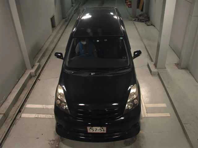 Toyota ISIS 2013 8117925-6