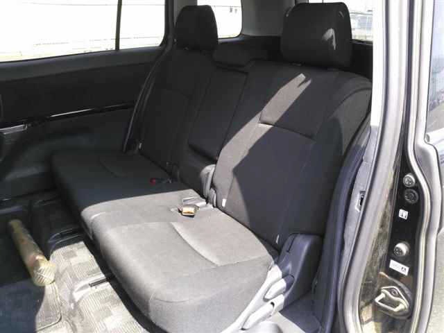Toyota ISIS 2013 8117925-9