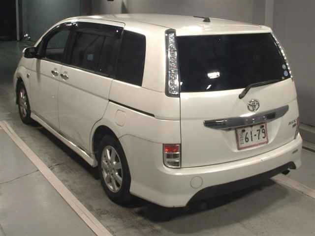 Toyota ISIS 2013 8117927-1