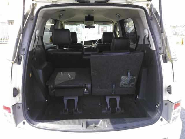 Toyota ISIS 2013 8117927-10