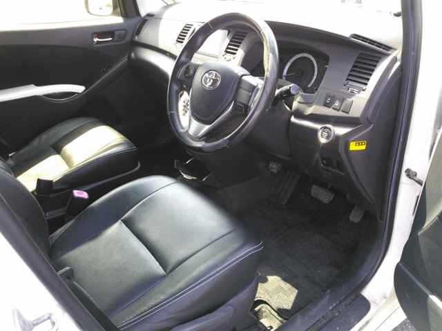 Toyota ISIS 2013 8117927-3