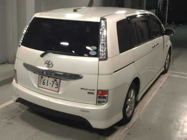 Toyota ISIS 2013 8117927-5