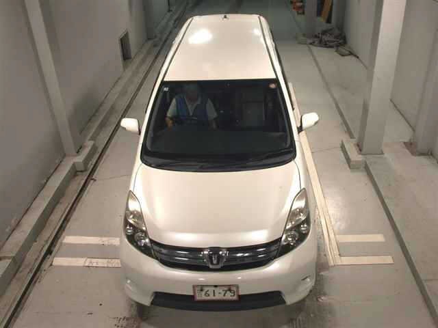 Toyota ISIS 2013 8117927-6