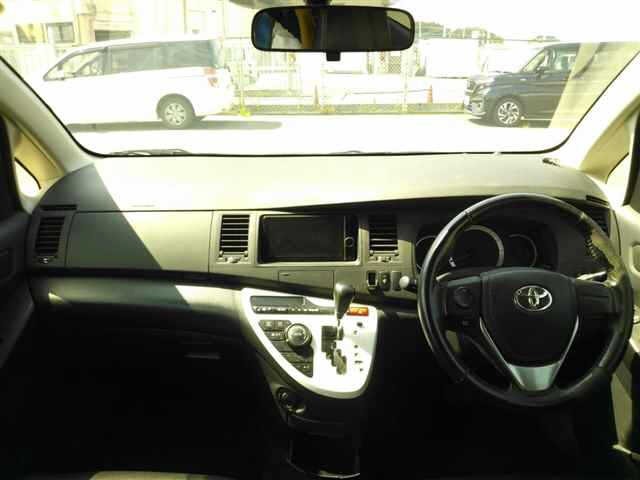Toyota ISIS 2013 8117927-8
