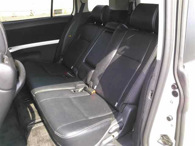 Toyota ISIS 2013 8117927-9