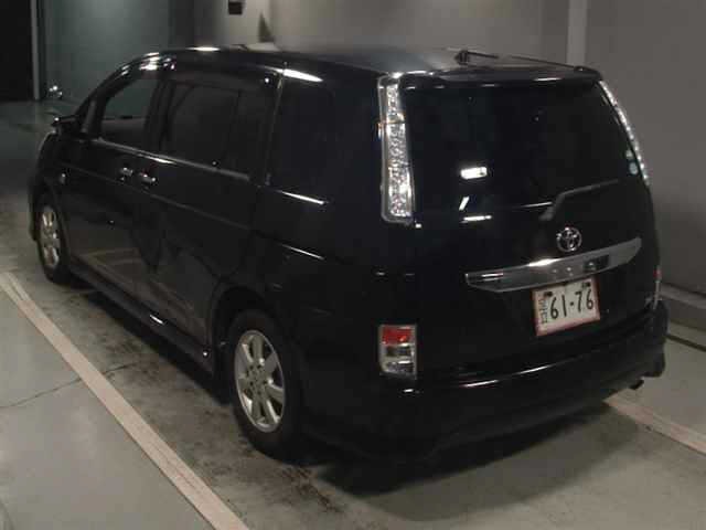Toyota ISIS 2013 8117932-1