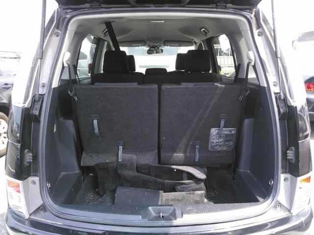 Toyota ISIS 2013 8117932-10