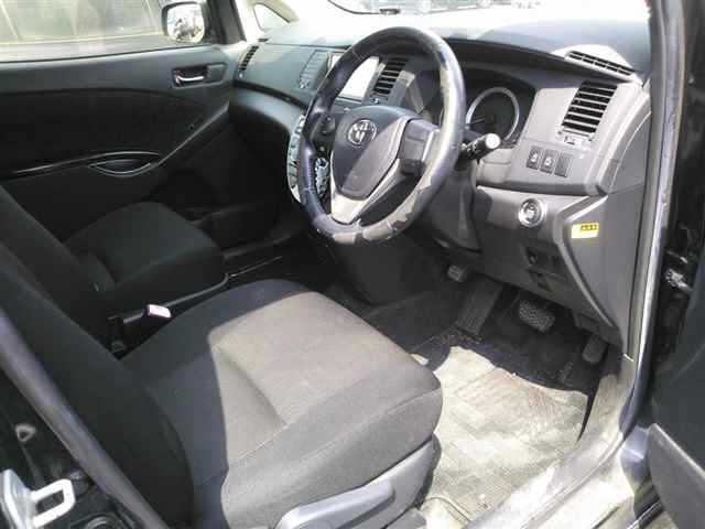 Toyota ISIS 2013 8117932-3