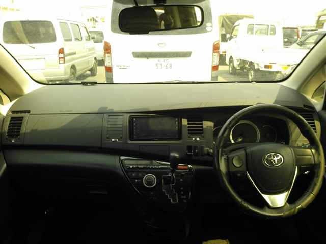 Toyota ISIS 2013 8117932-8