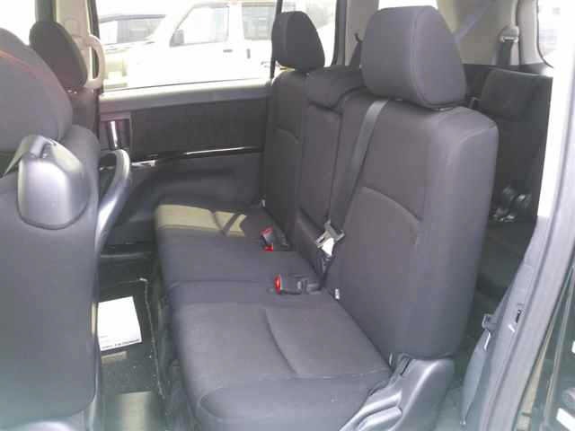 Toyota ISIS 2013 8117932-9