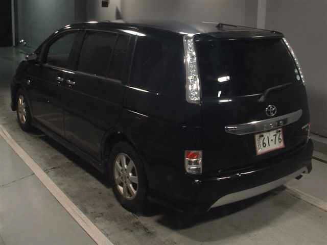 Toyota ISIS 2015 8117934-1