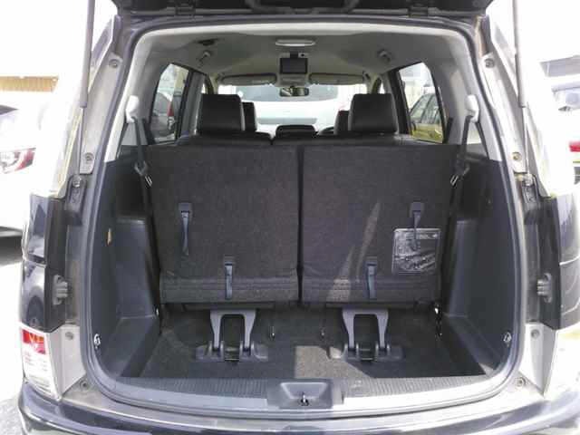 Toyota ISIS 2015 8117934-10