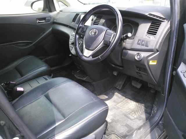 Toyota ISIS 2015 8117934-3