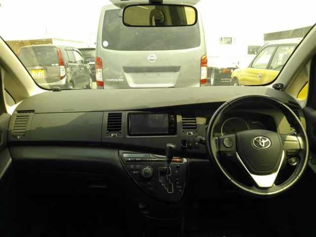Toyota ISIS 2015 8117934-8