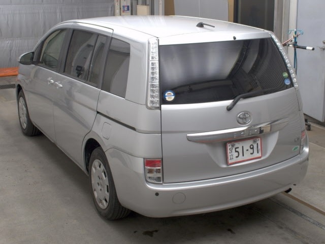 Toyota ISIS 2015 8117935-1