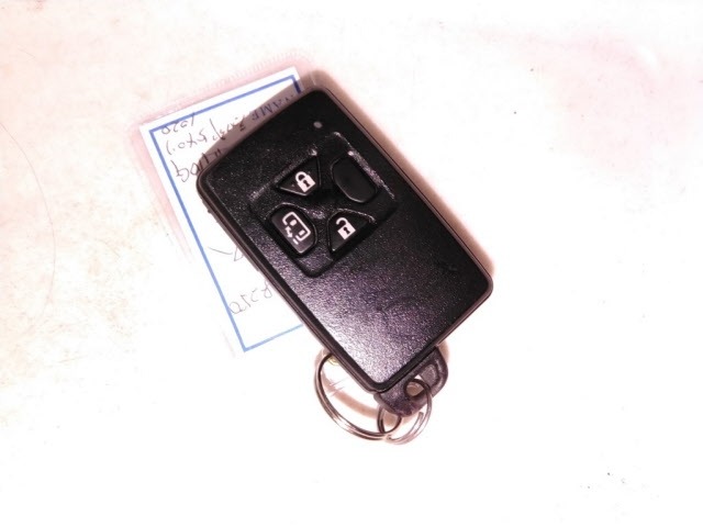 Toyota ISIS 2015 8117935-10