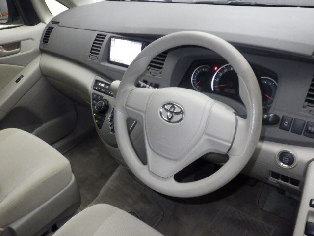 Toyota ISIS 2015 8117935-3