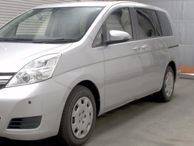 Toyota ISIS 2015 8117935-4