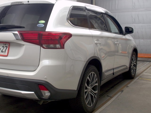 Mitsubishi OUTLANDER 2017 8137163-5