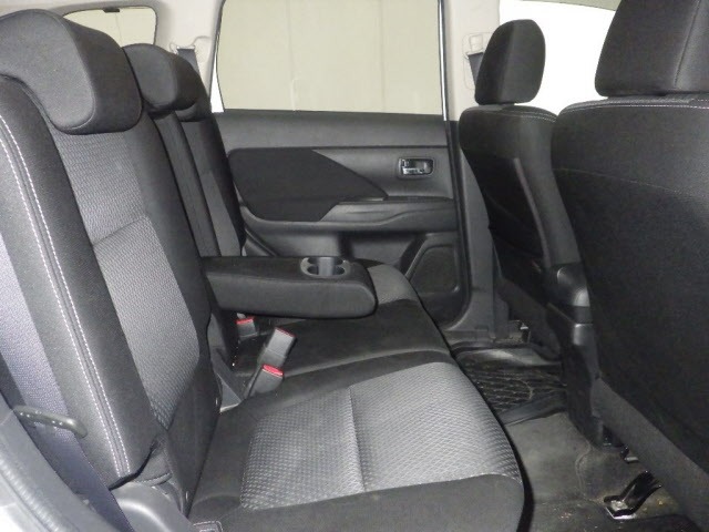 Mitsubishi OUTLANDER 2017 8137163-8