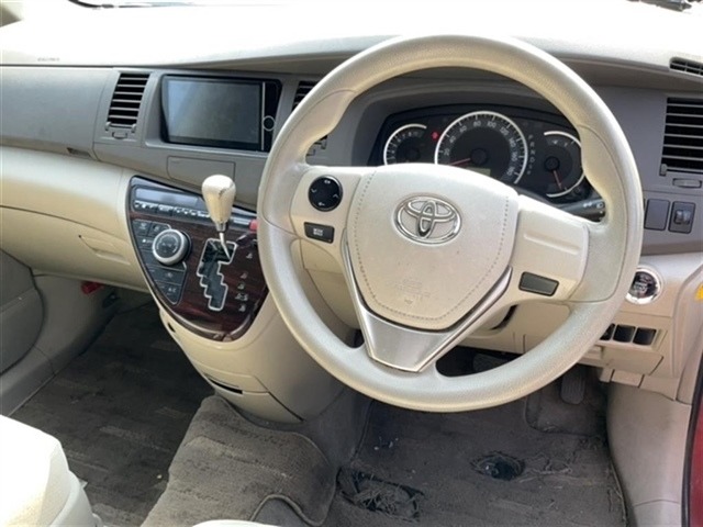 Toyota ISIS 2013 8148585-3