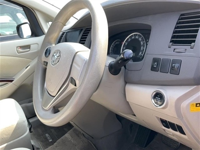 Toyota ISIS 2013 8148585-7