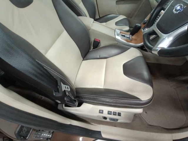 Volvo XC60 2011 8142790-10