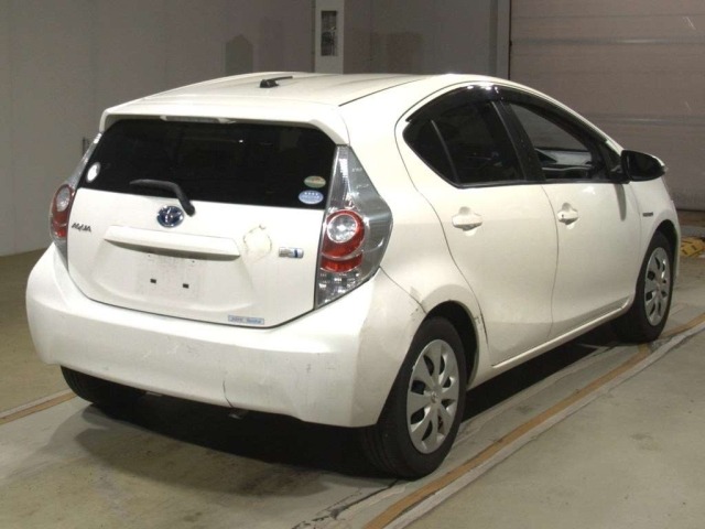 Toyota AQUA 2014 8151928-1