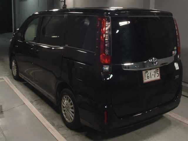 Toyota NOAH 2015 8152116-1