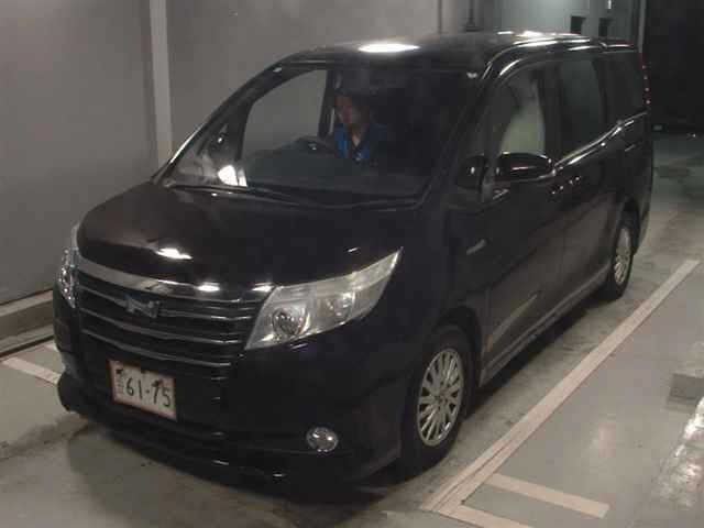 Toyota NOAH 2015 8152116-4