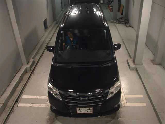 Toyota NOAH 2015 8152116-6