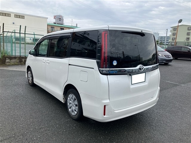 Toyota NOAH 2021 8152340-1