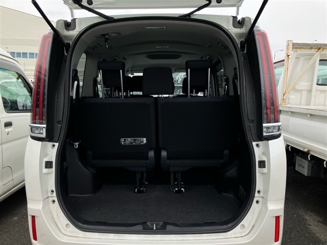 Toyota NOAH 2021 8152340-8