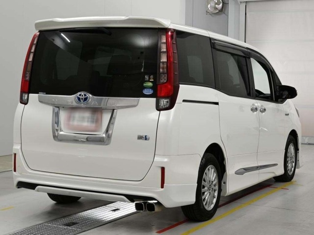 Toyota NOAH 2015 8152588-1