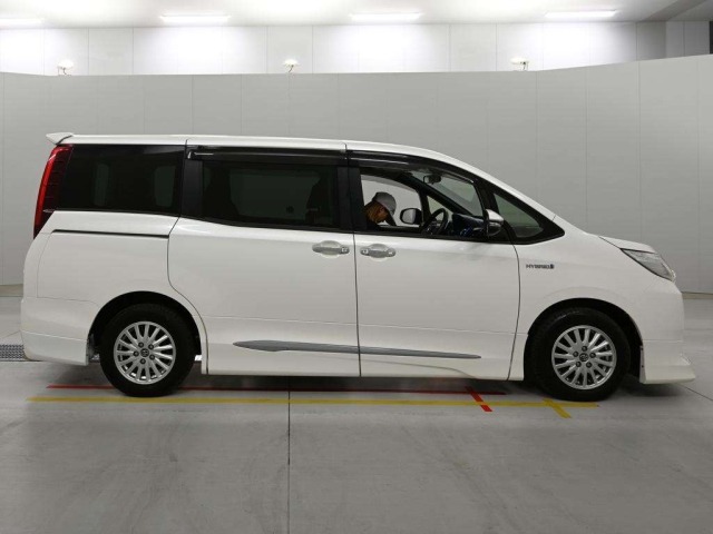 Toyota NOAH 2015 8152588-3