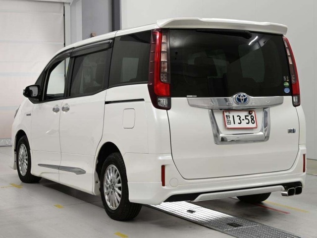 Toyota NOAH 2015 8152588-6