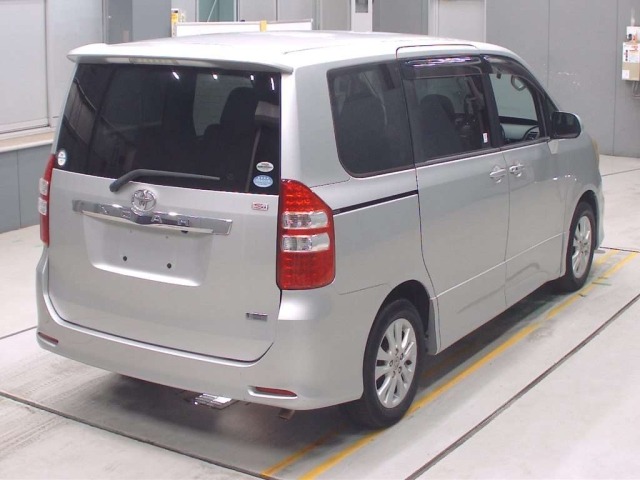 Toyota NOAH 2011 8152634-1