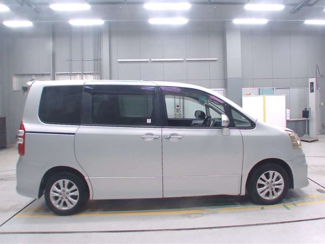 Toyota NOAH 2011 8152634-3
