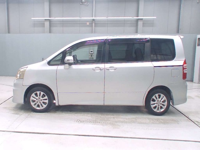 Toyota NOAH 2011 8152634-4
