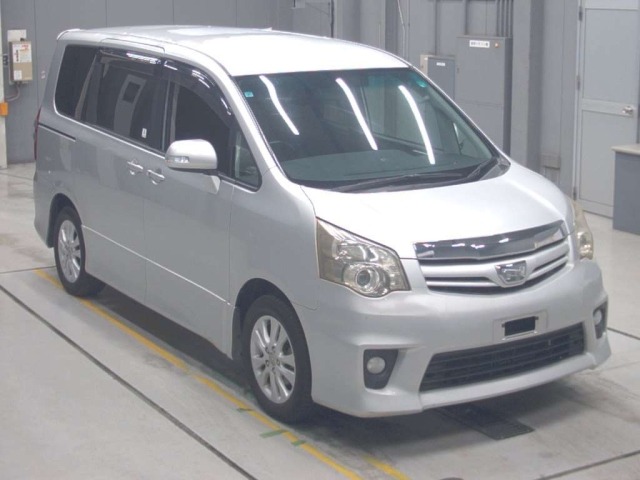 Toyota NOAH 2011 8152634-5