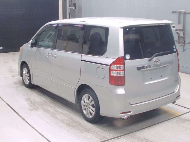 Toyota NOAH 2011 8152634-6